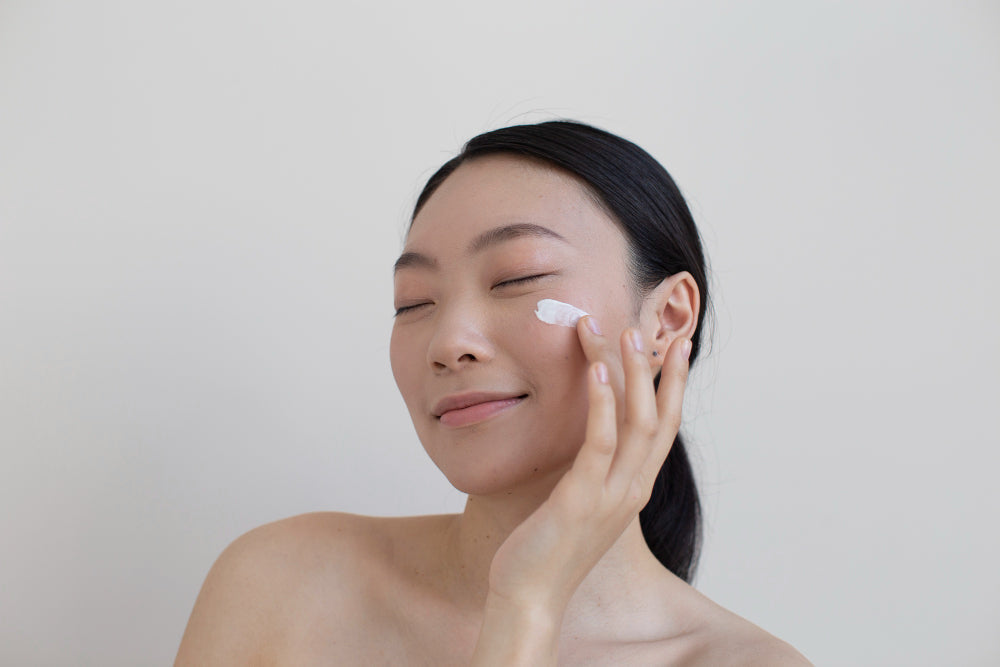 woman using post inflammatory erythema serum 